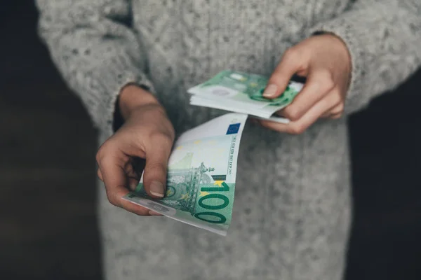 Mujer con billetes en euros — Foto de Stock