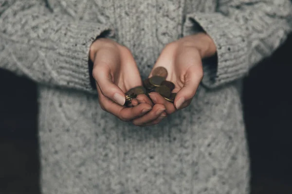 Женщина держит монеты — стоковое фото