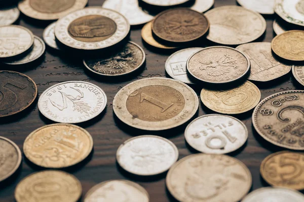 Inzameling van muntstukken op houten tafelblad — Stockfoto