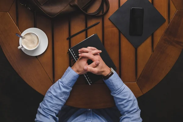 Homem com blocos de notas e xícara de café — Fotografia de Stock