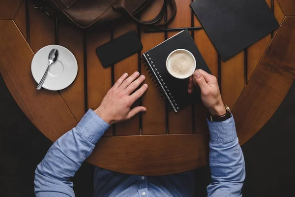 Человек, пьющий кофе за столом — стоковое фото