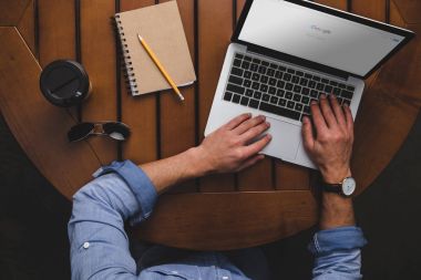google web sitesi ile dizüstü bilgisayar kullanan adam 