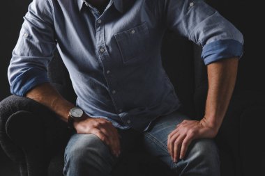 koltukta oturan adam