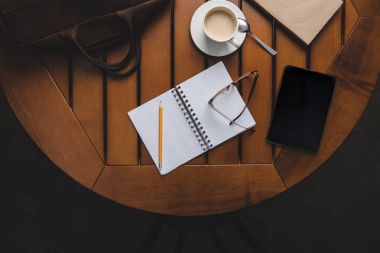 Açık not defteri ve tablet