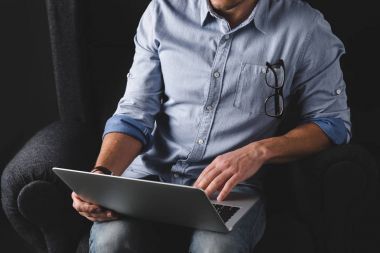 dizüstü bilgisayar kullanan adam 