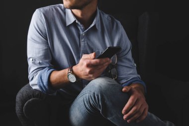 Akıllı telefon kullanan adam