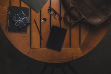 Tablo üzerinde dijital tablet