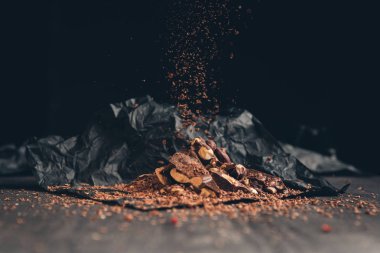 Rendelenmiş çikolata düşen parçaları