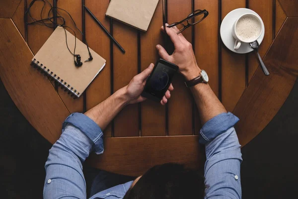 Man met behulp van iphone — Stockfoto