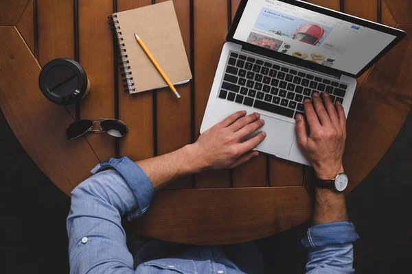 Pria menggunakan laptop dengan situs ebay — Stok Foto