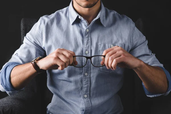 Hombre sosteniendo anteojos — Foto de stock gratis