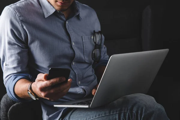 Muž pomocí smartphone a laptop — Stock fotografie zdarma