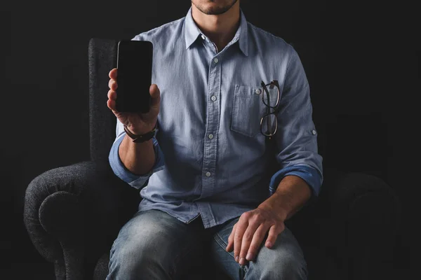 Homme montrant Smartphone — Photo gratuite