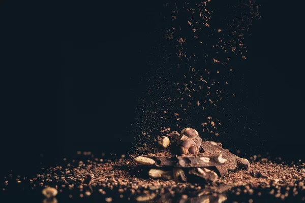 Rendelenmiş çikolata parçaları yığının üstüne düşen — Stok fotoğraf