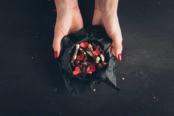 Donna in possesso di cioccolato — Foto Stock