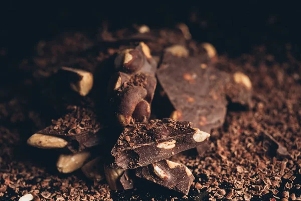 Högen av choklad med nötter bitar — Stockfoto