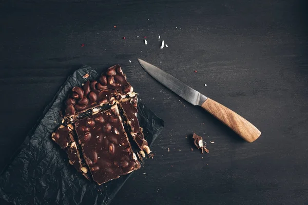 Нарізаний шоколадний батончик і ніж — стокове фото