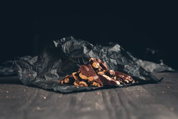 Chocolate de leite com pedaços de nozes — Fotografia de Stock