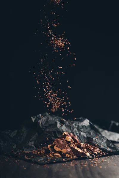 Pezzi cadenti di cioccolato triturato — Foto Stock