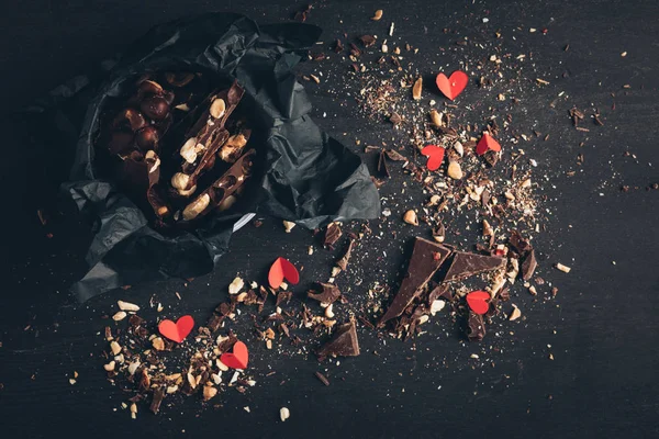 Cœurs de chocolat et de papier rouge déchiquetés — Photo