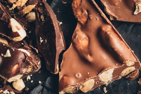 Chocolate de leite com pedaços de nozes — Fotografia de Stock