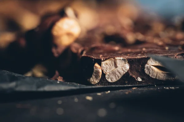Noten in chocolade bar — Stockfoto