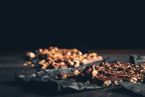 Cokelat hitam dan susu dengan kacang — Foto Stok Gratis