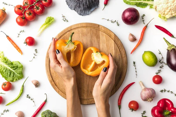 Woman preparing yellow bell pepper — Stock Photo, Image