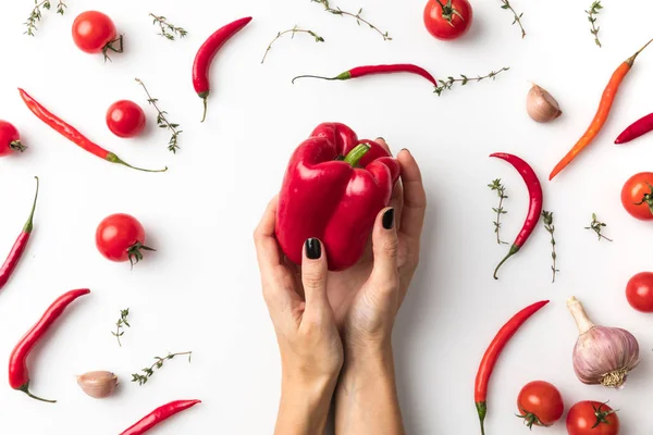 Vrouw bedrijf rode paprika — Stockfoto
