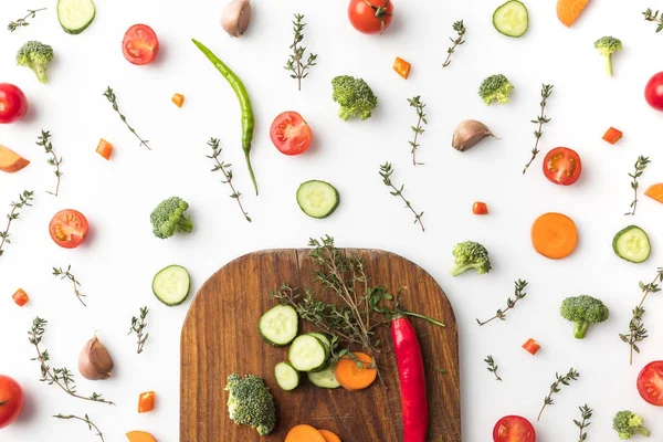 Tablero de madera con verduras — Foto de Stock