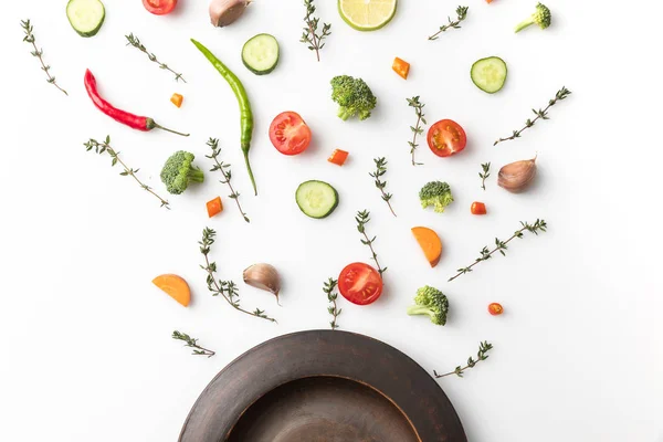 Black plate and cut vegetables — Stock Photo, Image