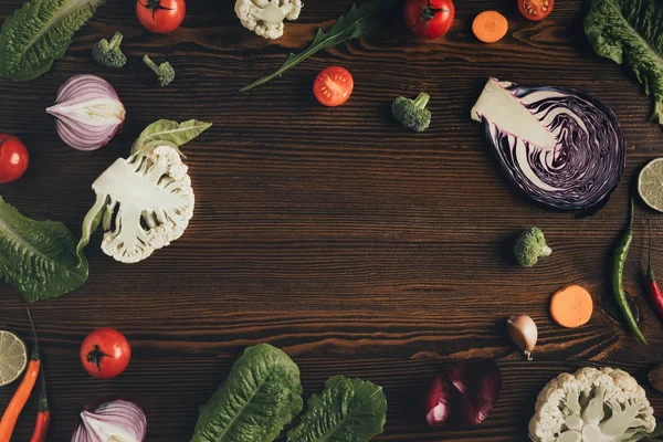 Legumes na mesa marrom — Fotografia de Stock