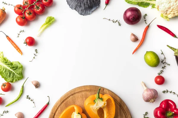 Bell peppers on wooden board — Stock Image Bell peppers on wooden board Stock Picture