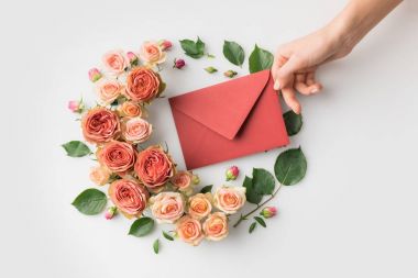 çiçeklerle çevrili zarf