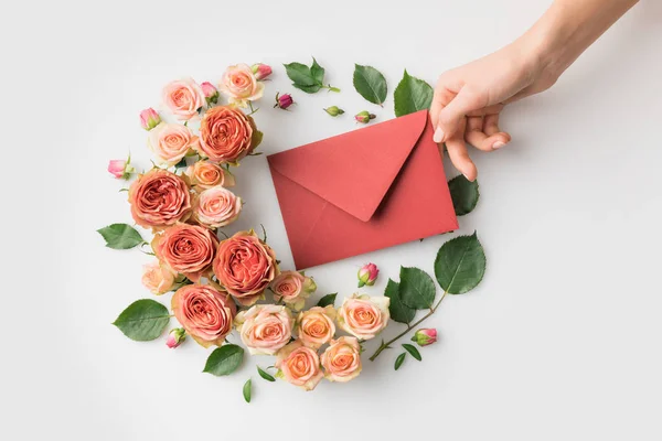 Envelop omringd door bloemen — Stockfoto