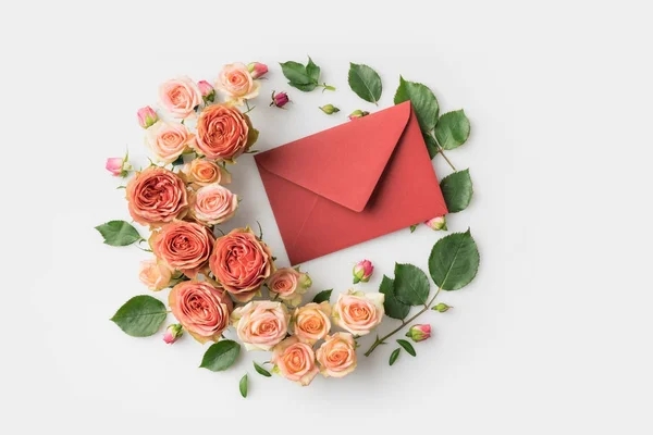 Envelop omringd door bloemen — Stockfoto