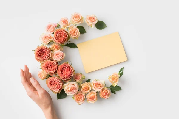 Envelope surrounded by flowers — Stock Photo, Image