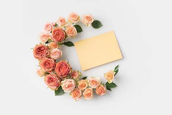 Окруженный цветами
