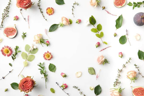 Rosa Blumen und Blütenblätter — Stockfoto