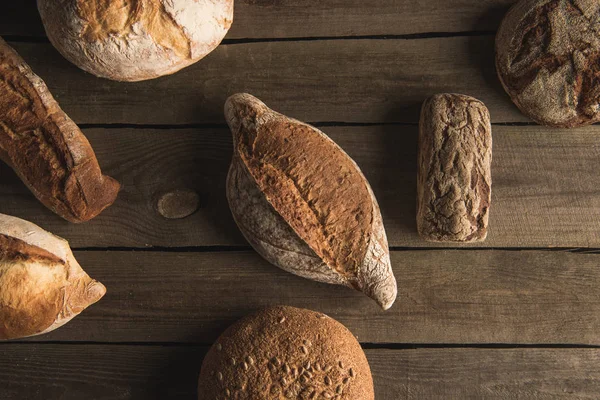 Vielfalt an frischem, hausgemachtem Brot — Stockfoto