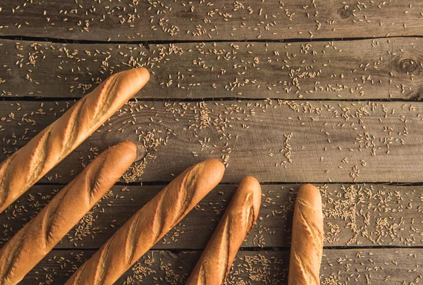 Stokbrood en granen op tafel — Stockfoto