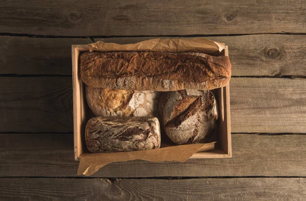 Vielfalt an frischem, hausgemachtem Brot — Stockfoto