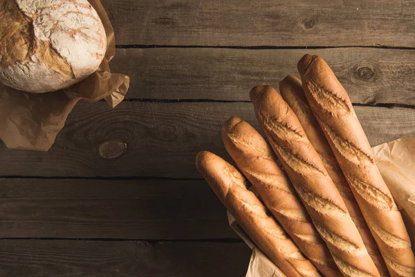 Багеты и цельнозерновой хлеб — стоковое фото