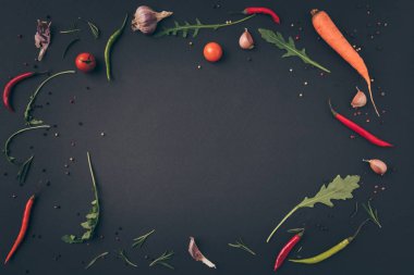 gri yüzeyi, roka, havuç ve biber Üstten Görünüm