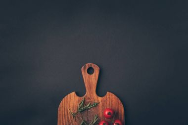 ahşap oyun tahtası kiraz domates ve rezene Üstten Görünüm