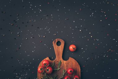 gri masada kiraz domates ve rezene ile dağınık biber Üstten Görünüm  