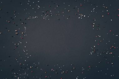 gri tablo üzerinde dağınık biber Üstten Görünüm