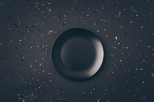 верхний вид черной пластины на сером столе
