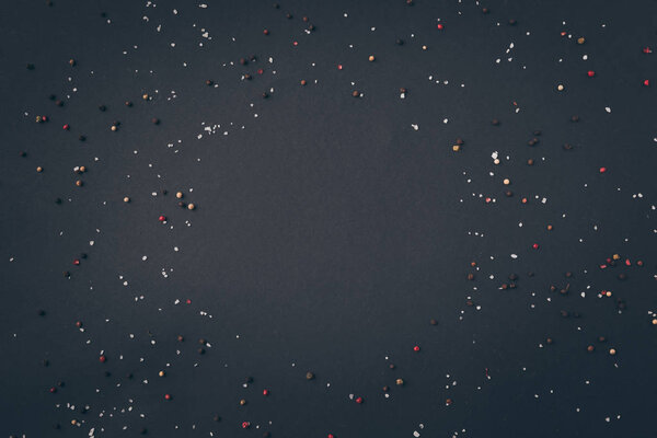 вид сверху разбросанного перца на серой поверхности
