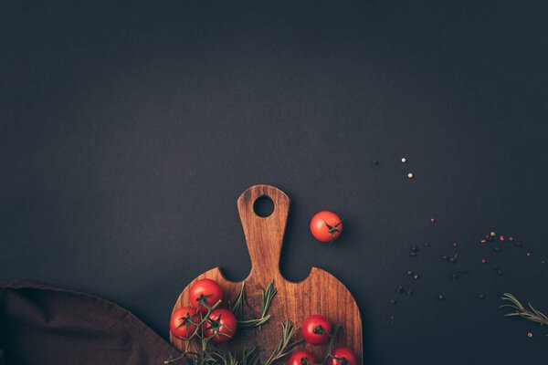 верхний вид помидоров черри и фенхеля на сером столе
 